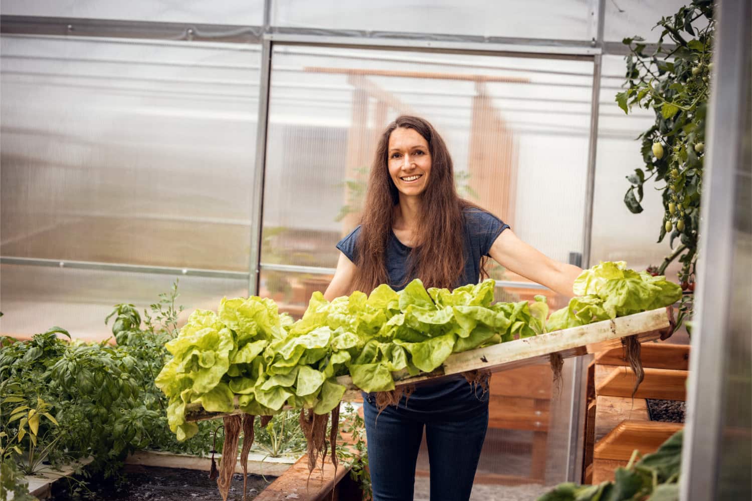 Maria bei der Salaternte.